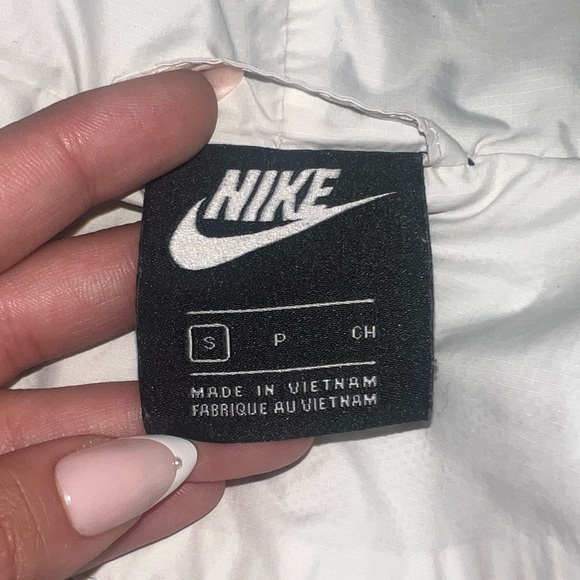 White Nike windbreakers. Size S Only stain is insidd the jacket - Picture 6 of 6